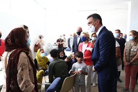 21/08/2021. Sánchez visita en Madrid el 'Hub' europeo de recepción de cooperantes afganos. El presidente del Gobierno, Pedro Sánchez, conver...